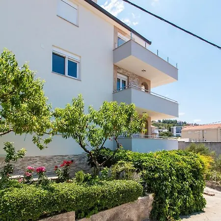 Jungen Πανσιόν 4*